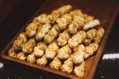 Bir grup çeşit kurabiye. Çikolata parçacıklı, yulaflı, kuru üzümlü, beyaz çikolatalı.