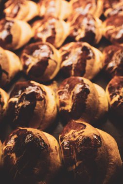 Bir grup çeşit kurabiye. Çikolata parçacıklı, yulaflı, kuru üzümlü, beyaz çikolatalı.