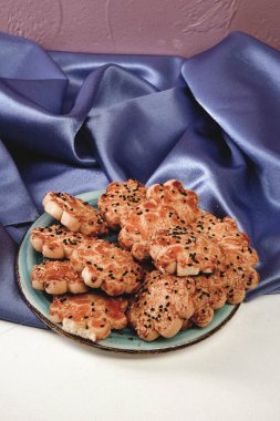 Bir grup çeşit kurabiye. Çikolata parçacıklı, yulaflı, kuru üzümlü, beyaz çikolatalı.