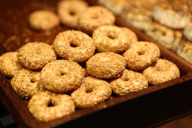 Bir grup çeşit kurabiye. Çikolata parçacıklı, yulaflı, kuru üzümlü, beyaz çikolatalı.