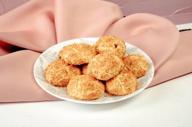 Bir grup çeşit kurabiye. Çikolata parçacıklı, yulaflı, kuru üzümlü, beyaz çikolatalı.