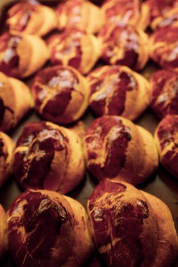 Bir grup çeşit kurabiye. Çikolata parçacıklı, yulaflı, kuru üzümlü, beyaz çikolatalı.