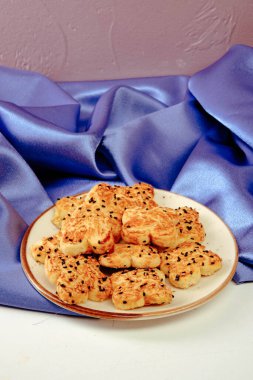 Bir grup çeşit kurabiye. Çikolata parçacıklı, yulaflı, kuru üzümlü, beyaz çikolatalı.