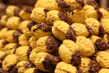 Bir grup çeşit kurabiye. Çikolata parçacıklı, yulaflı, kuru üzümlü, beyaz çikolatalı.