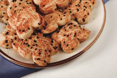 Bir grup çeşit kurabiye. Çikolata parçacıklı, yulaflı, kuru üzümlü, beyaz çikolatalı.