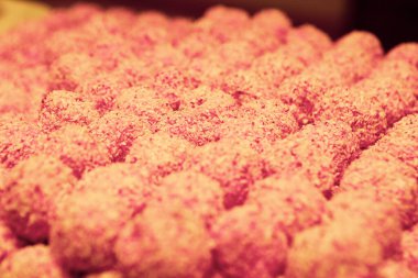 Bir grup çeşit kurabiye. Çikolata parçacıklı, yulaflı, kuru üzümlü, beyaz çikolatalı.