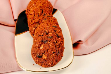 Bir grup çeşit kurabiye. Çikolata parçacıklı, yulaflı, kuru üzümlü, beyaz çikolatalı.