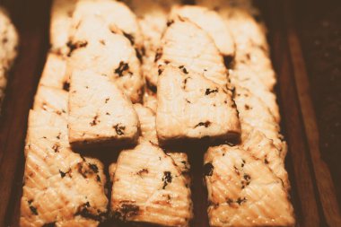 Bir grup çeşit kurabiye. Çikolata parçacıklı, yulaflı, kuru üzümlü, beyaz çikolatalı.