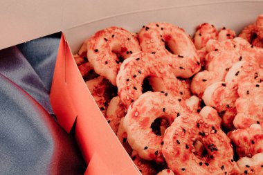 Bir grup çeşit kurabiye. Çikolata parçacıklı, yulaflı, kuru üzümlü, beyaz çikolatalı.