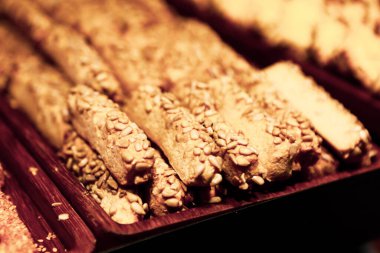 Bir grup çeşit kurabiye. Çikolata parçacıklı, yulaflı, kuru üzümlü, beyaz çikolatalı.