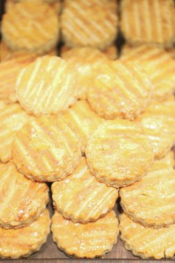 Bir grup çeşit kurabiye. Çikolata parçacıklı, yulaflı, kuru üzümlü, beyaz çikolatalı.