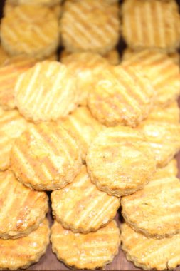 Bir grup çeşit kurabiye. Çikolata parçacıklı, yulaflı, kuru üzümlü, beyaz çikolatalı.