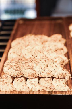 Bir grup çeşit kurabiye. Çikolata parçacıklı, yulaflı, kuru üzümlü, beyaz çikolatalı.