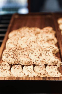 Bir grup çeşit kurabiye. Çikolata parçacıklı, yulaflı, kuru üzümlü, beyaz çikolatalı.