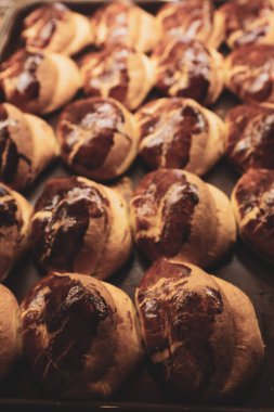 Bir grup çeşit kurabiye. Çikolata parçacıklı, yulaflı, kuru üzümlü, beyaz çikolatalı.