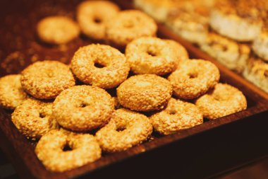 Bir grup çeşit kurabiye. Çikolata parçacıklı, yulaflı, kuru üzümlü, beyaz çikolatalı.