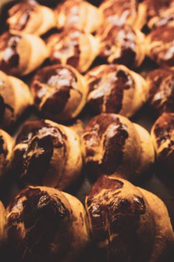 Bir grup çeşit kurabiye. Çikolata parçacıklı, yulaflı, kuru üzümlü, beyaz çikolatalı.