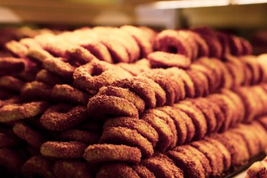 Bir grup çeşit kurabiye. Çikolata parçacıklı, yulaflı, kuru üzümlü, beyaz çikolatalı.