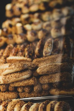 Bir grup çeşit kurabiye. Çikolata parçacıklı, yulaflı, kuru üzümlü, beyaz çikolatalı.