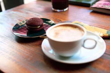 Bir grup çeşit kurabiye. Çikolata parçacıklı, yulaflı, kuru üzümlü, beyaz çikolatalı.