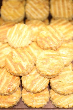 Bir grup çeşit kurabiye. Çikolata parçacıklı, yulaflı, kuru üzümlü, beyaz çikolatalı.