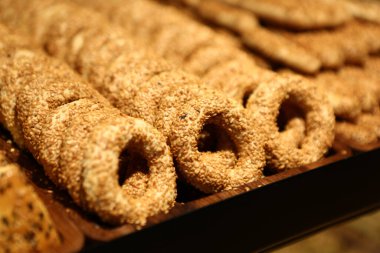 Bir grup çeşit kurabiye. Çikolata parçacıklı, yulaflı, kuru üzümlü, beyaz çikolatalı.