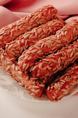 Bir grup çeşit kurabiye. Çikolata parçacıklı, yulaflı, kuru üzümlü, beyaz çikolatalı.