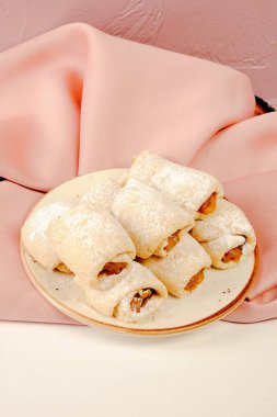 Bir grup çeşit kurabiye. Çikolata parçacıklı, yulaflı, kuru üzümlü, beyaz çikolatalı.