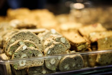 Bir grup çeşit kurabiye. Çikolata parçacıklı, yulaflı, kuru üzümlü, beyaz çikolatalı.