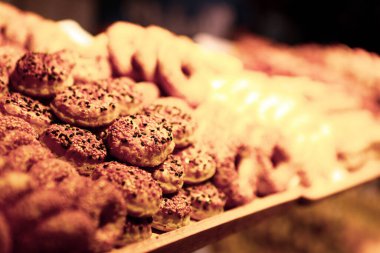 Bir grup çeşit kurabiye. Çikolata parçacıklı, yulaflı, kuru üzümlü, beyaz çikolatalı.