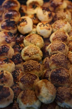 Bir grup çeşit kurabiye. Çikolata parçacıklı, yulaflı, kuru üzümlü, beyaz çikolatalı.