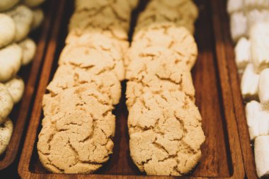 Bir grup çeşit kurabiye. Çikolata parçacıklı, yulaflı, kuru üzümlü, beyaz çikolatalı.