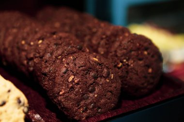 Bir grup çeşit kurabiye. Çikolata parçacıklı, yulaflı, kuru üzümlü, beyaz çikolatalı.