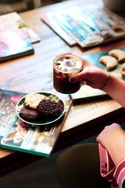 Bir grup çeşit kurabiye. Çikolata parçacıklı, yulaflı, kuru üzümlü, beyaz çikolatalı.