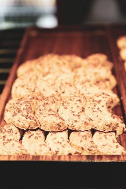 Bir grup çeşit kurabiye. Çikolata parçacıklı, yulaflı, kuru üzümlü, beyaz çikolatalı.