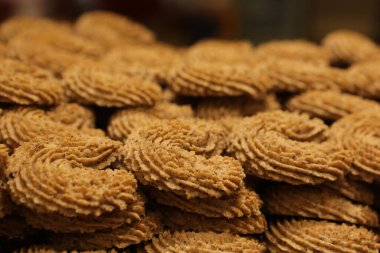 Bir grup çeşit kurabiye. Çikolata parçacıklı, yulaflı, kuru üzümlü, beyaz çikolatalı.