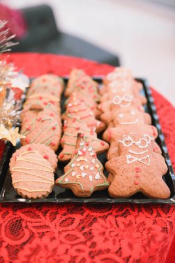 Bir grup çeşit kurabiye. Çikolata parçacıklı, yulaflı, kuru üzümlü, beyaz çikolatalı.