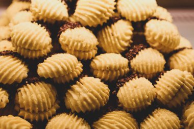 Bir grup çeşit kurabiye. Çikolata parçacıklı, yulaflı, kuru üzümlü, beyaz çikolatalı.