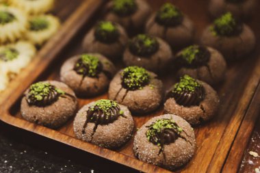 Bir grup çeşit kurabiye. Çikolata parçacıklı, yulaflı, kuru üzümlü, beyaz çikolatalı.