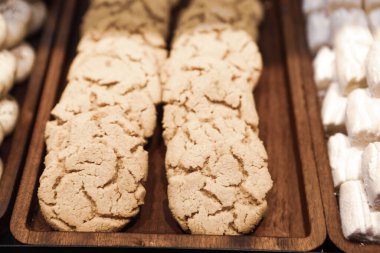 Bir grup çeşit kurabiye. Çikolata parçacıklı, yulaflı, kuru üzümlü, beyaz çikolatalı.