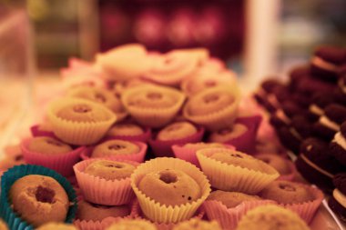 Bir grup çeşit kurabiye. Çikolata parçacıklı, yulaflı, kuru üzümlü, beyaz çikolatalı.