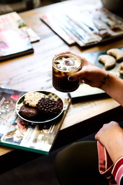 Bir grup çeşit kurabiye. Çikolata parçacıklı, yulaflı, kuru üzümlü, beyaz çikolatalı.