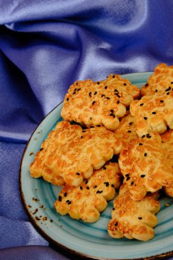 Bir grup çeşit kurabiye. Çikolata parçacıklı, yulaflı, kuru üzümlü, beyaz çikolatalı.