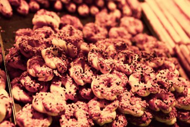 Bir grup çeşit kurabiye. Çikolata parçacıklı, yulaflı, kuru üzümlü, beyaz çikolatalı.