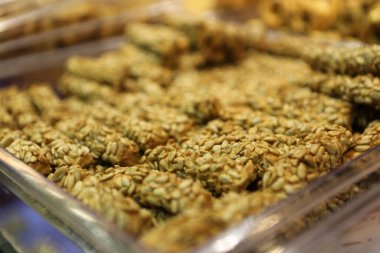 Bir grup çeşit kurabiye. Çikolata parçacıklı, yulaflı, kuru üzümlü, beyaz çikolatalı.