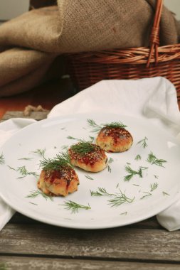 Bir grup çeşit kurabiye. Çikolata parçacıklı, yulaflı, kuru üzümlü, beyaz çikolatalı.