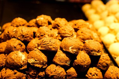 Bir grup çeşit kurabiye. Çikolata parçacıklı, yulaflı, kuru üzümlü, beyaz çikolatalı.