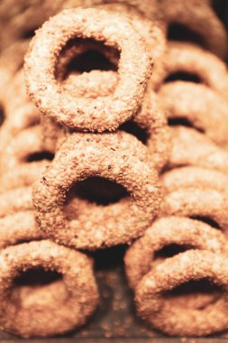 Bir grup çeşit kurabiye. Çikolata parçacıklı, yulaflı, kuru üzümlü, beyaz çikolatalı.