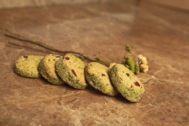 Bir grup çeşit kurabiye. Çikolata parçacıklı, yulaflı, kuru üzümlü, beyaz çikolatalı.