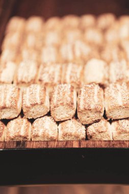 Bir grup çeşit kurabiye. Çikolata parçacıklı, yulaflı, kuru üzümlü, beyaz çikolatalı.